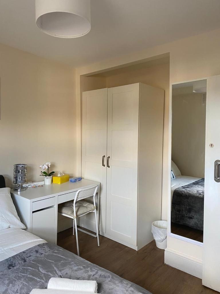 Lovely Private Rooms In Camden, Central Лондон Екстериор снимка