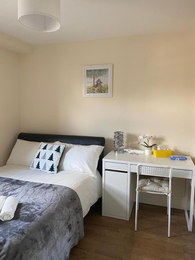 Lovely Private Rooms In Camden, Central Лондон Екстериор снимка