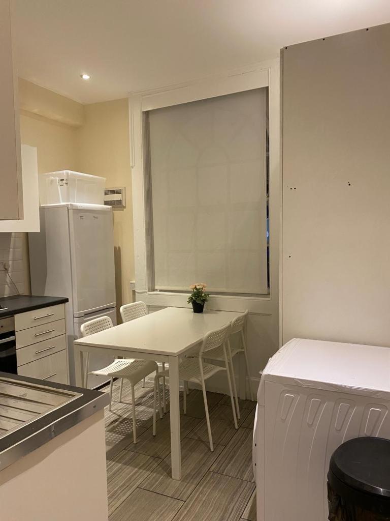 Lovely Private Rooms In Camden, Central Лондон Екстериор снимка