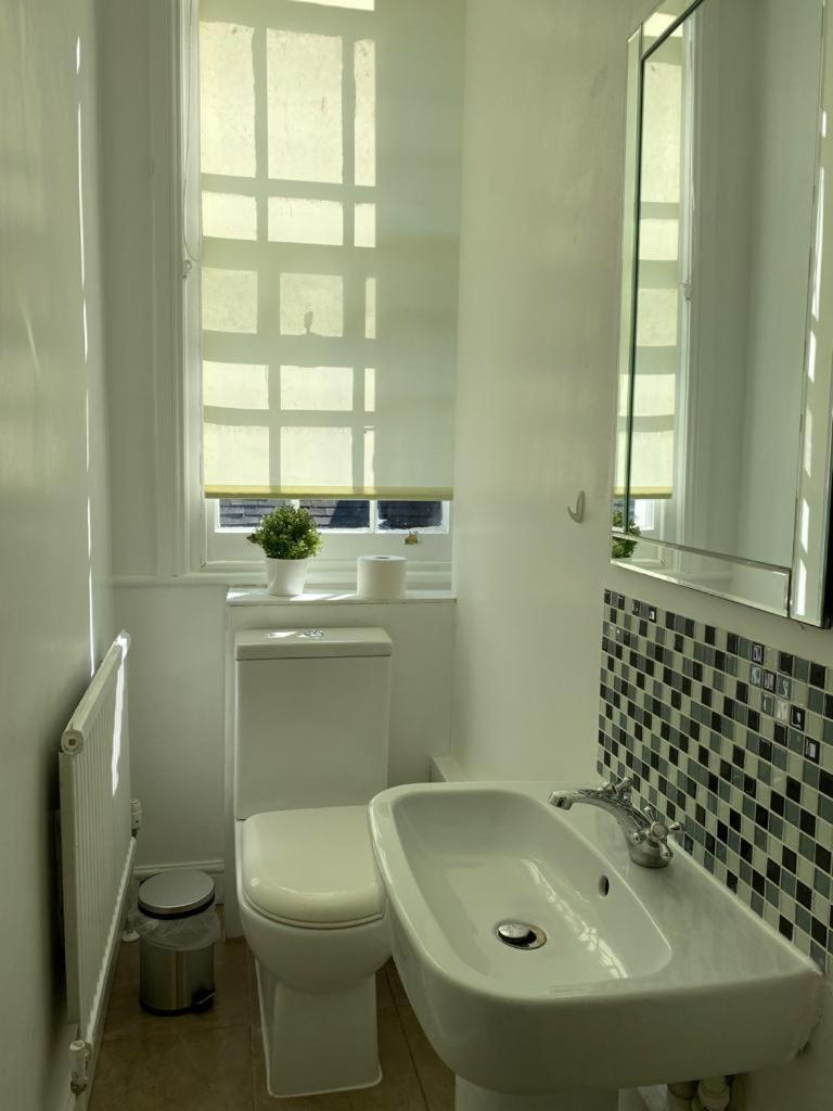 Lovely Private Rooms In Camden, Central Лондон Екстериор снимка