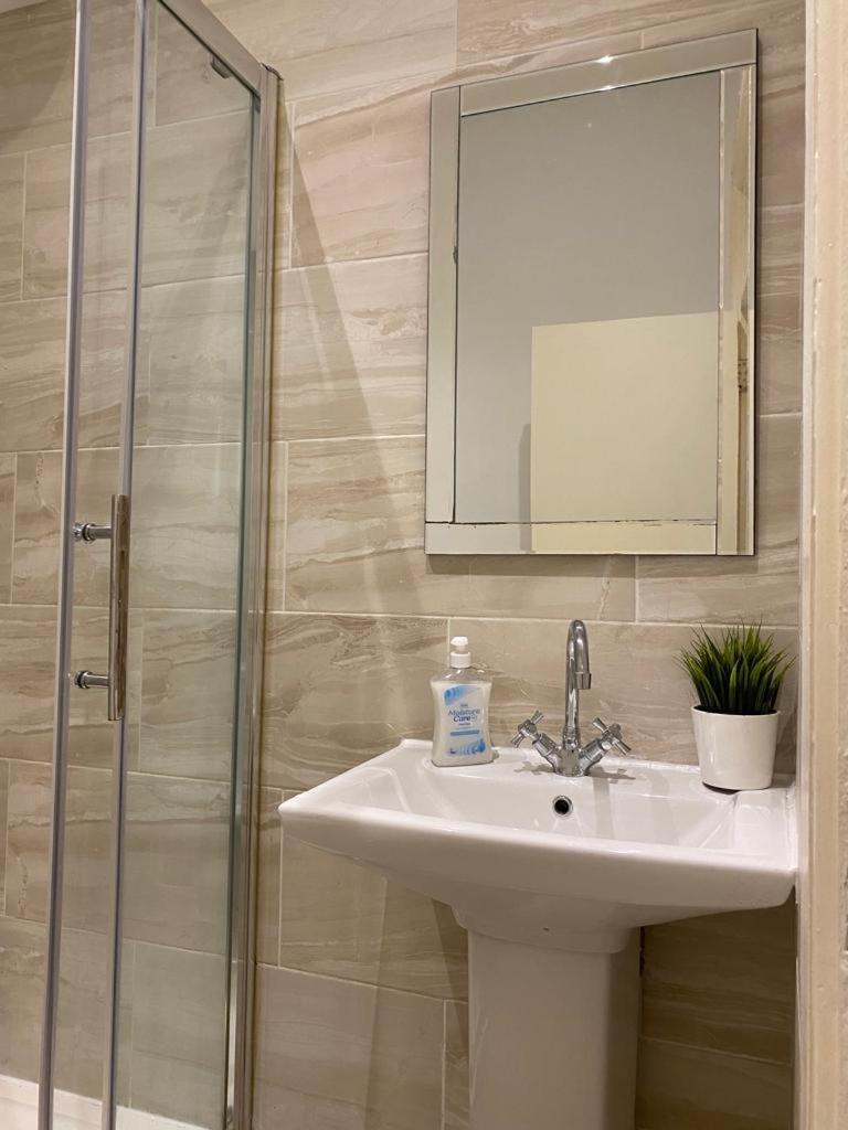 Lovely Private Rooms In Camden, Central Лондон Екстериор снимка